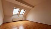 Wohnzimmer - Großzügige 2-Zimmer-Dachgeschosswohnung mit Balkon in Chemnitz-Hilbersdorf