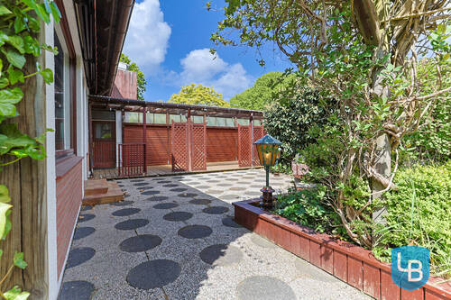 Terrasse mit überdachtem Freisitz - 