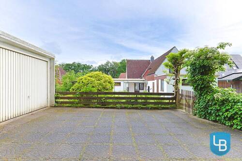 Stellplätze und Garage hinter dem Haus - 