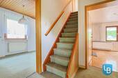 Flur mit Zugang zum Dachgeschoss - 