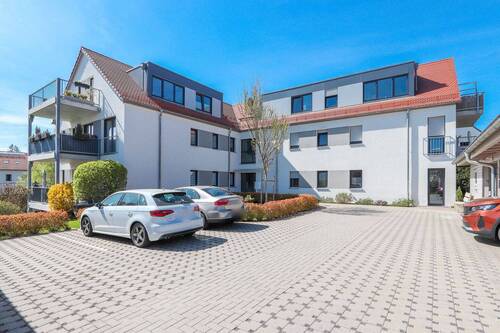 Titelbild - +++ Barrierefreier Neubau! - 5-Zimmer-Gartenwohnung mit Deckenkühlung, Carport und Ausblick +++