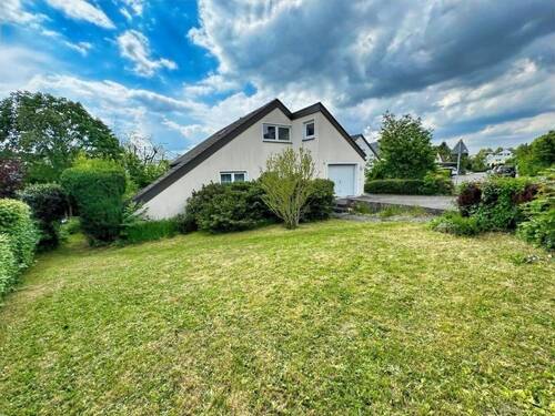 Blick vom großen Vorgarten - 8 Zimmer Einfamilienhaus in Aalen