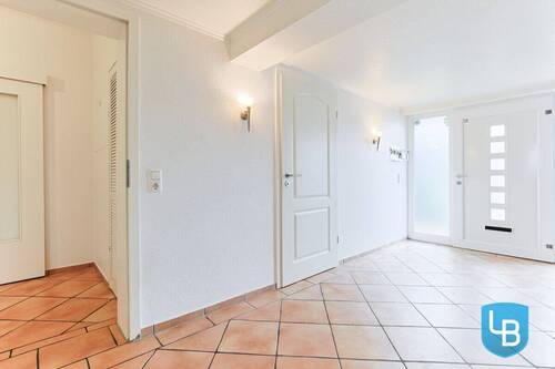 Eingangsbereich und Flur - 8 Zimmer Einfamilienhaus in Eckernförde