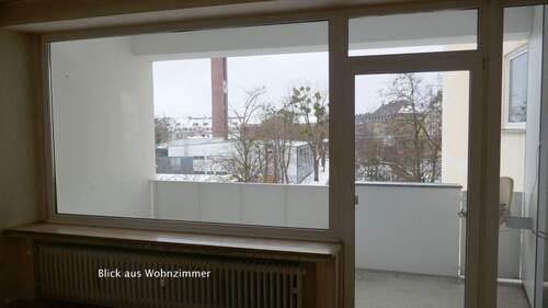 Wohnzimmer, Blick auf den Balkon - 