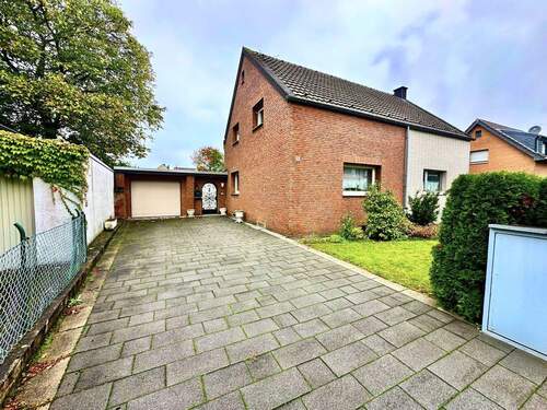 Außenansicht - Doppelhaushälfte mit viel Potenzial, großzügigen Garten, Garage und Stellplätzen