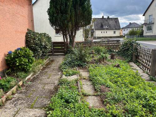 Vorgarten - Familienidylle mit eigener Schreinerei und Garage - Ihr Traumhaus für die ganze Familie!