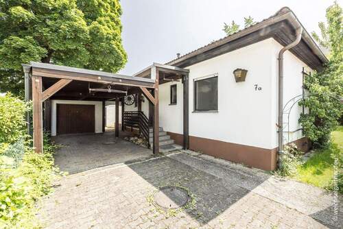 Hauseingangsseite mit Garage - 4 Zimmer Einfamilienhaus in Rosenheim