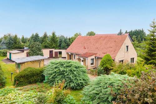 Einfamilienhaus in Angermünde OT Neuhof - Ausbaupotenzial, Einbauküche, Nebengebäude, Garagen usw.: Einfamilienhaus am Feld in Neuhof