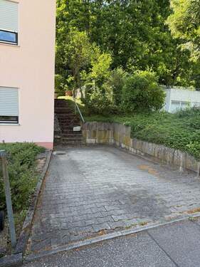 Stellplatz vor dem Gebäude - 