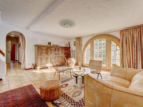 Lichtdurchfluteter Eingangsbereich - 9 Zimmer Einfamilienhaus zum Kaufen in Inzlingen