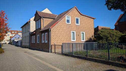 Seitenansicht - 9 Zimmer Einfamilienhaus zum Kaufen in Celle