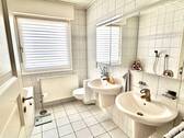 Bad mit Dusche u. Wanne - 