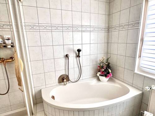 Bad mit Dusche u. Wanne - 