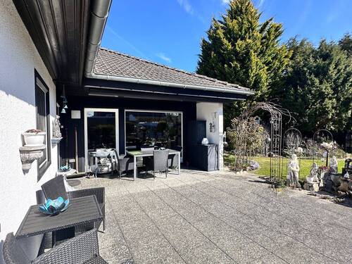 sonniger Terrassenbereich - 
