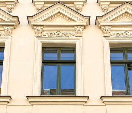Fenster mit Stuckelementen - 