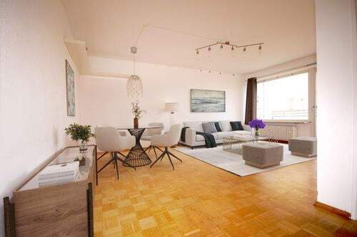 Wohnzimmer mit großen Fenster - Bezugsfreie, lichtdurchflutete 2-Zimmer-Wohnung in ruhiger und begehrter Lage nahe Olympiaeinkaufszentrum!