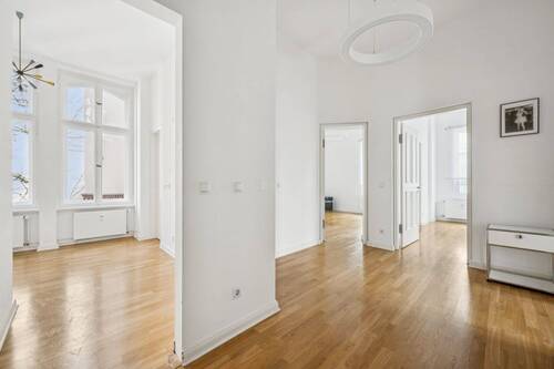 Entrée mit Blick in Küche und Wohnbereich - 4 Zimmer Etagenwohnung zum Kaufen in Berlin
