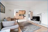 Wohnzimmer mit Blick zur Küche EG - 