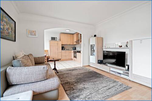 Wohnzimmer mit Blick zur Küche EG - 