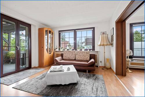 Wohnzimmer mit Blick zur Terasse EG - 