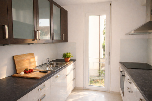 Einbauküche mit Durchreiche zum Essbereich - 