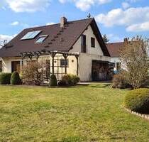 Neuwertiges großzügiges Einfamilienhaus mit gepflegtem Garten in ruhiger Lage - Ettersburg