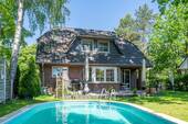 Hausansicht Gartenseite - Großzügiges Einfamilienhaus mit ca. 225 m² Wohn-Nutzfläche, Pool und Garten in Falkensee