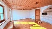 Wohnzimmer mit Kachelofen - 6 Zimmer Einfamilienhaus in Mettenheim
