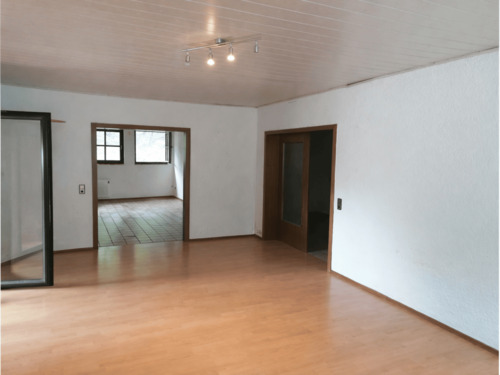 DG Wohnung - 1 Zimmer Mehrfamilienhaus, Wohnhaus in Obernheim-Kirchenarnbach