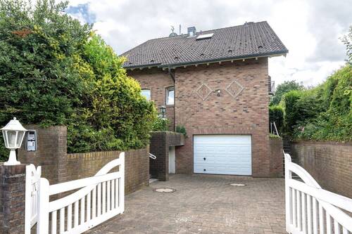 Einfahrt - 8 Zimmer Mehrfamilienhaus, Wohnhaus zum Kaufen in Brüggen
