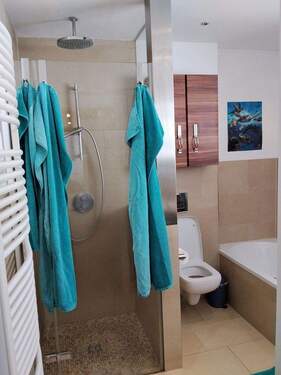 Badezimmer mit Badewanne - 