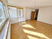 großzügiges Wohnzimmer mit Balkon-Ausgang - 2 Zimmer Etagenwohnung zur Miete in Coburg