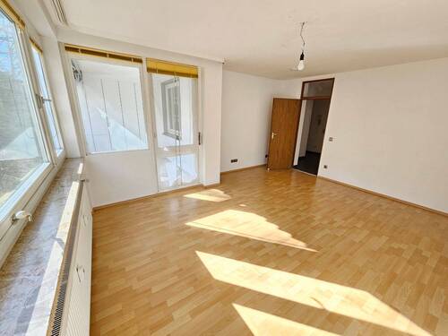 großzügiges Wohnzimmer mit Balkon-Ausgang - 2 Zimmer Etagenwohnung zur Miete in Coburg