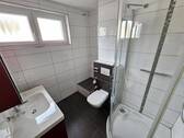 Tageslicht-Bad mit Dusche, WC und WM-Anschluss - Etagenwohnung mit 67,00 m&sup2; in Coburg zur Miete