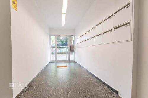 Hausflur - 2 Zimmer Mehrfamilienhaus, Wohnhaus in Essen