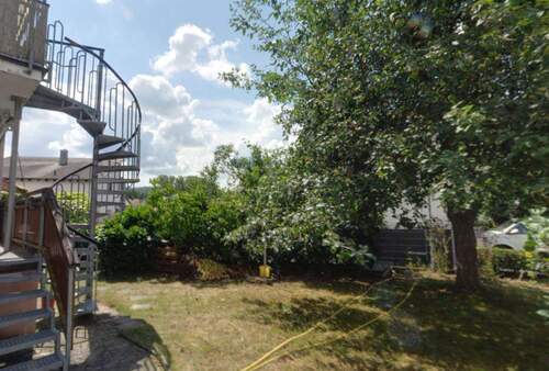 Garten hinter dem Haus.jpg - Charmantes Wohnhaus mit zwei Wohneinheiten und Garten