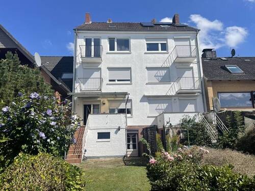 Hausansicht - Geräumige Doppelhaushälfte mit Weserblick und Tiefgarage