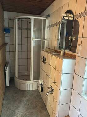 Badezimmer mit Dusche - 