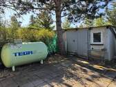 Flüßiggastank & Lagerschuppen auf Terrassenfläche - 