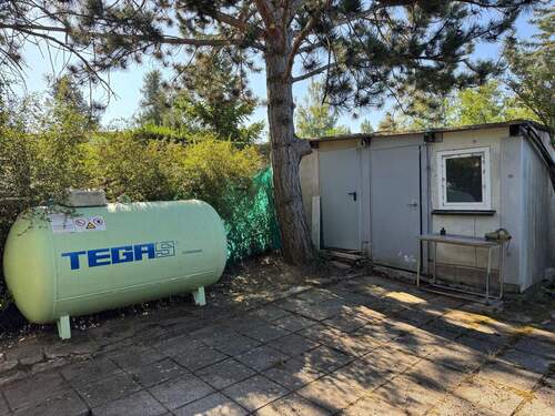Flüßiggastank & Lagerschuppen auf Terrassenfläche - 