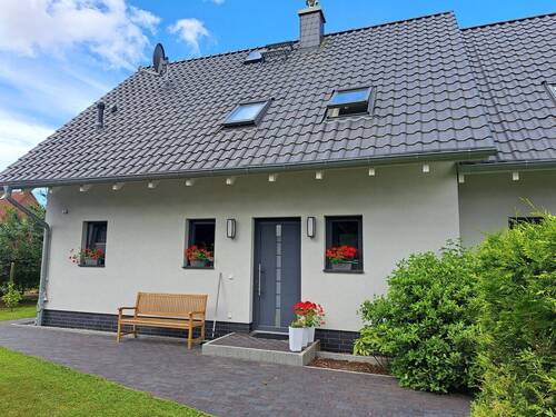 Hausansicht - 7 Zimmer Mehrfamilienhaus, Wohnhaus zum Kaufen in Zudar