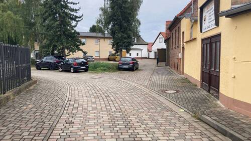 Vor dem Haus - 