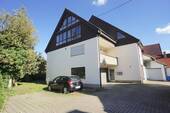 Außenansicht - Geräumige 2 Familien-Doppelhaushälfte mit 2 Garagen und 2 Pkw-Stellplätzen in der Ortsmitte
