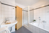 Badezimmer mit Wanne und Dusche - 
