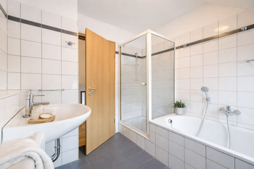 Badezimmer mit Wanne und Dusche - 