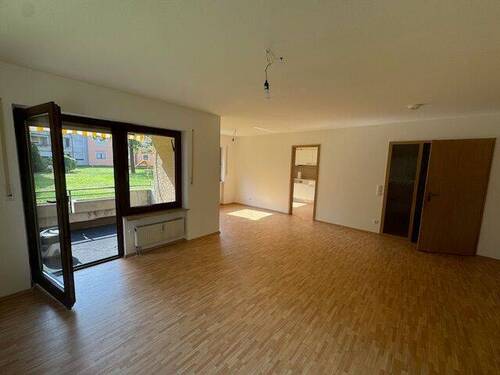 Wohn- und Essbereich mit Blick zum Eingang - 3 Zimmer Etagenwohnung in Stein