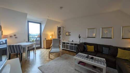 Helles Wohnzimmer mit Balkon - Etagenwohnung mit 63,00 m&sup2; in Wesseling zur Miete