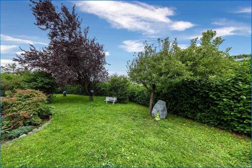 Blick in den Garten - Einfamilienhaus mit 234,60 m&sup2; in Stockach zum Kaufen