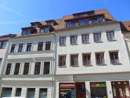 Ansicht Straßenseite - Innenstadt Torgau: Geräumige 2-Zimmer-Wohnung mit Laminatboden, offener Küche und Badewanne