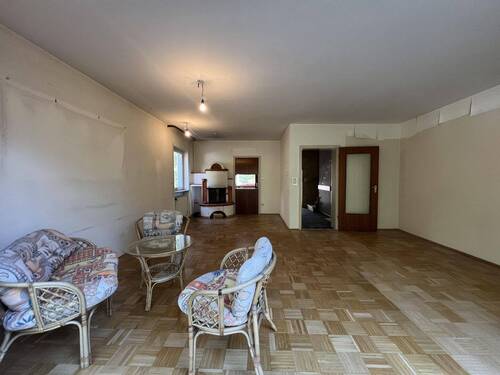 Blick in das Wohnzimmer - Reihenendhaus mit 131,00 m² in Erlangen zum Kaufen